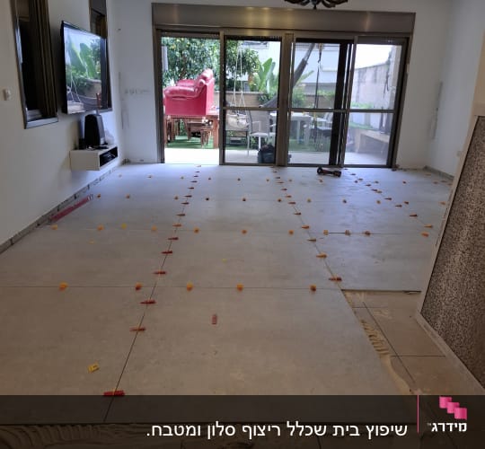ריצוף חדש עם מרווחים, כלים לריצוף על הרצפה